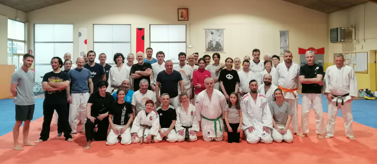 Photo de groupe des participants aux stages de self défense