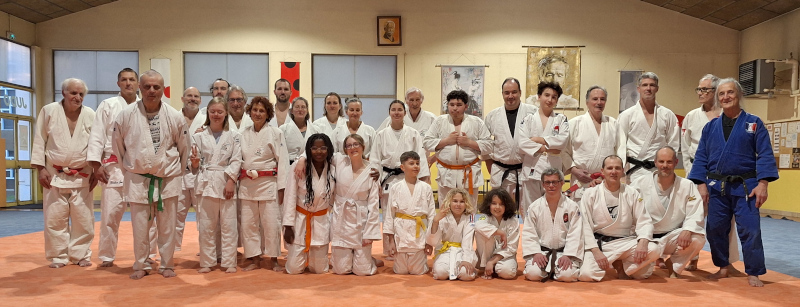 Une photo représentant l'ensemble des participants au stage de judo