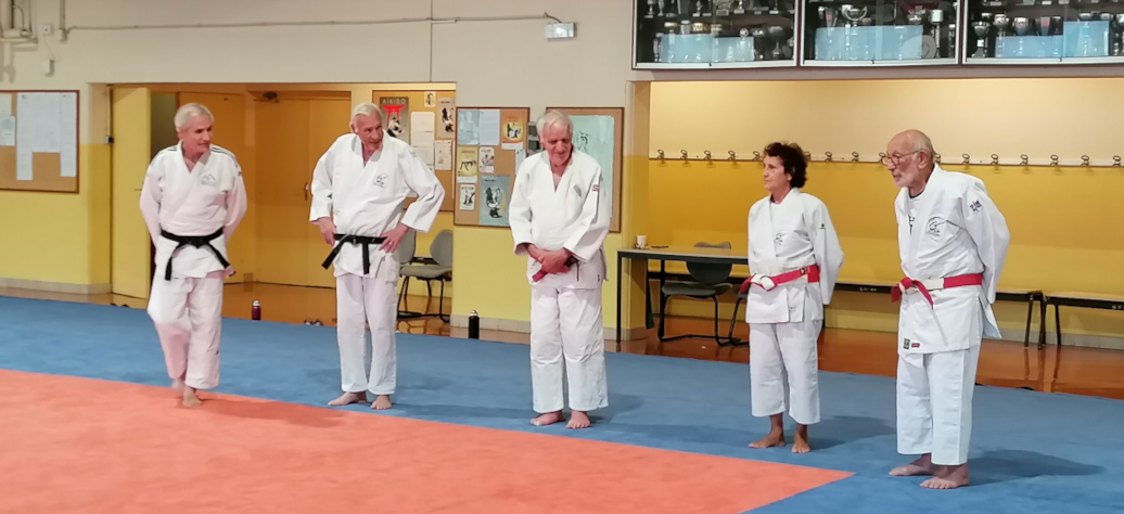 Photo prise au moment du salut lors du stage de judo du 25 novembre 2023, mots d'acueil et de remerciement par Monique Cusin et Jean Bourgeaux à l'intention de jean-Paul Beaussier